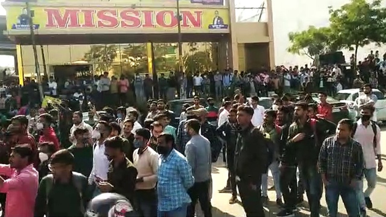 पेपर लीक के विरोध में सड़कों पर आए छात्र, बनाई मानव श्रृंखला