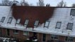 Ein Teil dieses Hausdaches bleibt schneefrei: Die Polizei macht eine erstaunliche Entdeckung