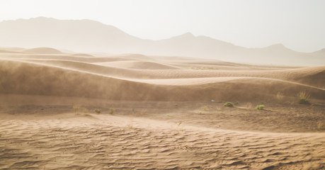 Le sable des plages et des déserts aurait une origine cosmique selon la NASA