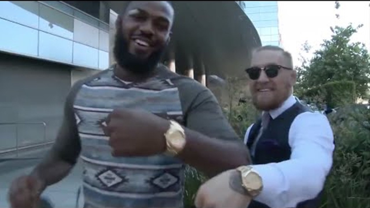 Jon jones und conor mcgregor machen sich über einen journalisten lustig