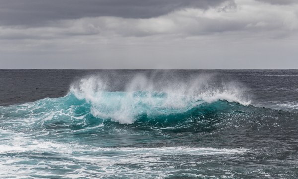 Pollution : le réchauffement climatique renforcerait la force des vagues