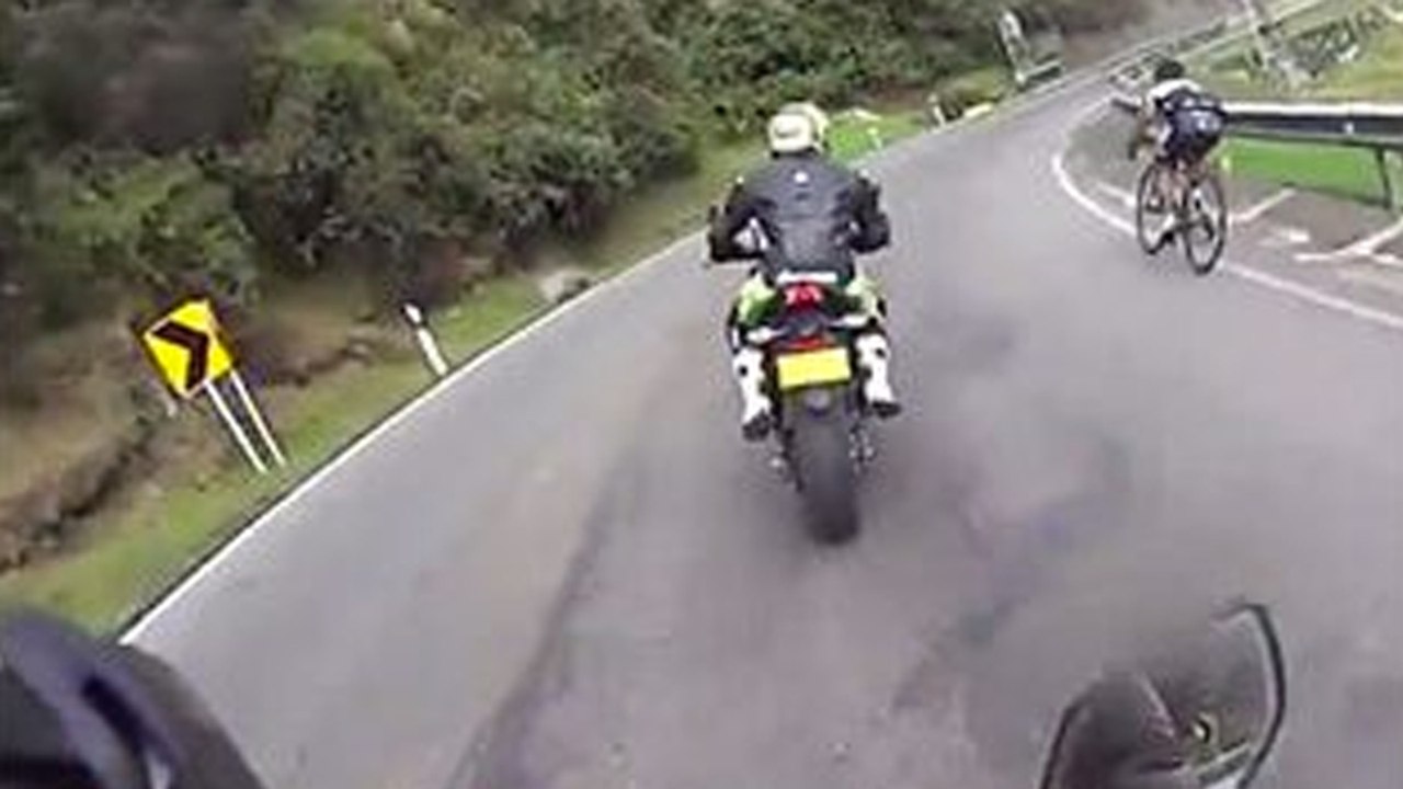 Radfahrer demütigt zwei Biker auf rasanter Abfahrt: Doch dann wird es brenzlig!