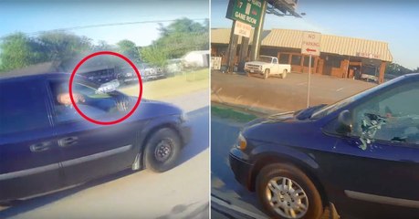 Ein Autofahrer beschmeißt einen Motorradfahrer mit einer Flasche, doch seine Rache ist noch fieser
