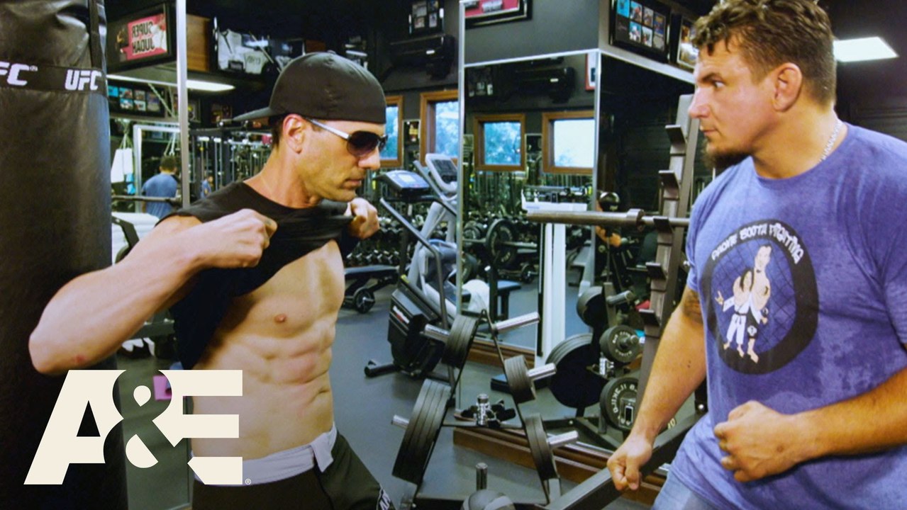 Ein Magier fordert UFC-Stars dazu auf, ihn möglichst hart in den Bauch zu schlagen