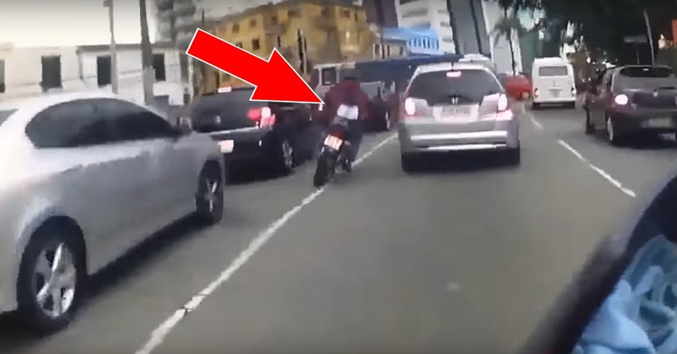 Dieser motorradfahrer liefert sich eine wilde verfolgungsjagd mit der polizei