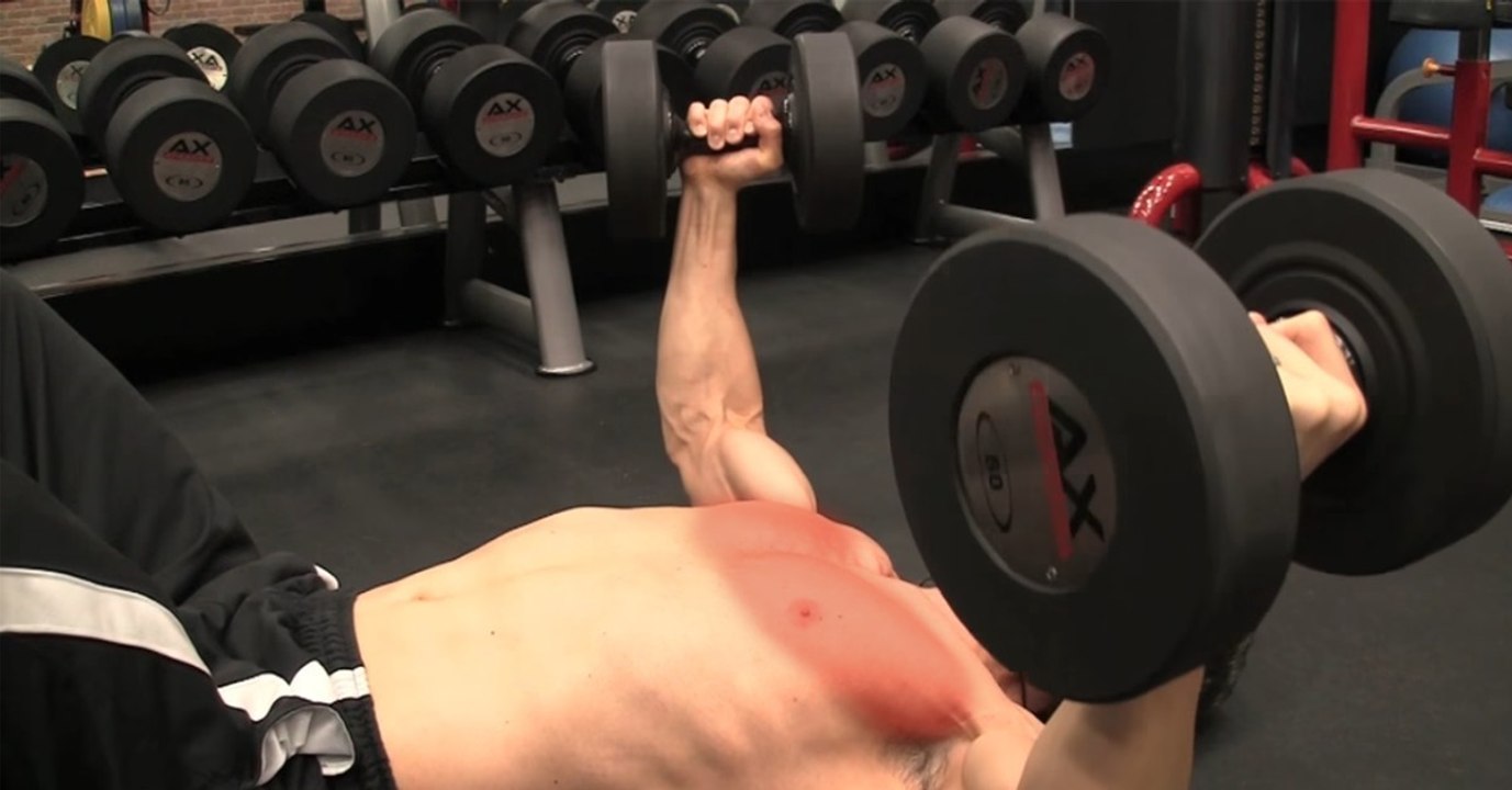 Jeff Cavaliere zeigt uns eine perfekte und sichere Übung für die Brustmuskeln