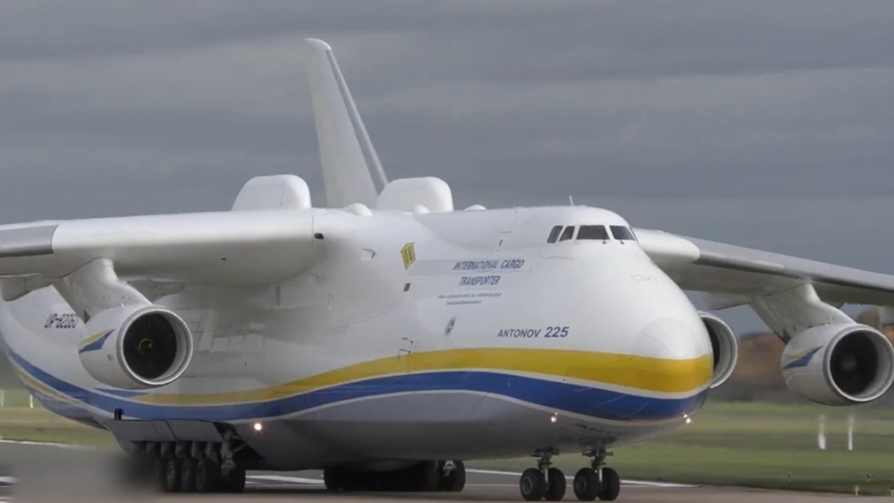 Größtes Cargo-Flugzeug der Welt landet in Australien