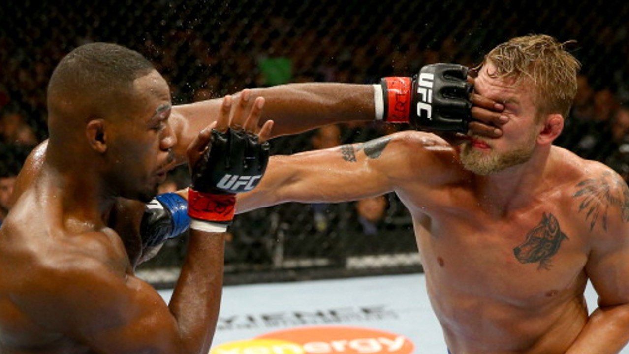 Jon Jones reagiert auf die Anschuldigung von Daniel Cormier, er würde Finger in die Augen stecken