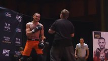 Max Holloway im Sparring mit Fan von Anthony Pettis