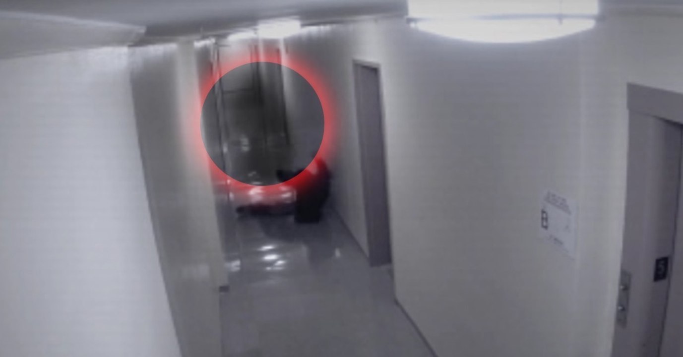 Mann wird von Geist angegriffen