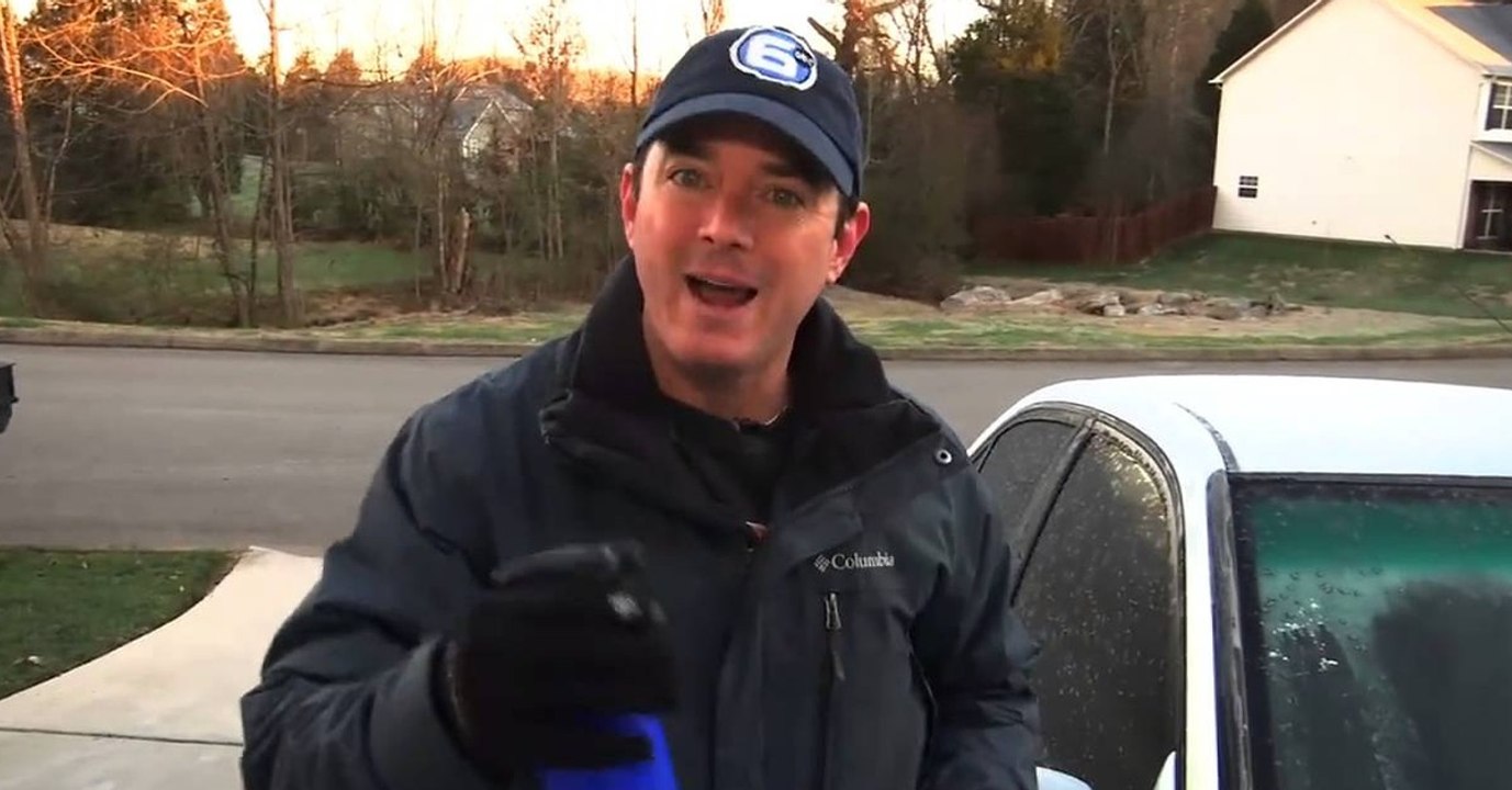 Sprühflaschen-Trick fürs Auto: Windschutzscheibe von Eis befreien