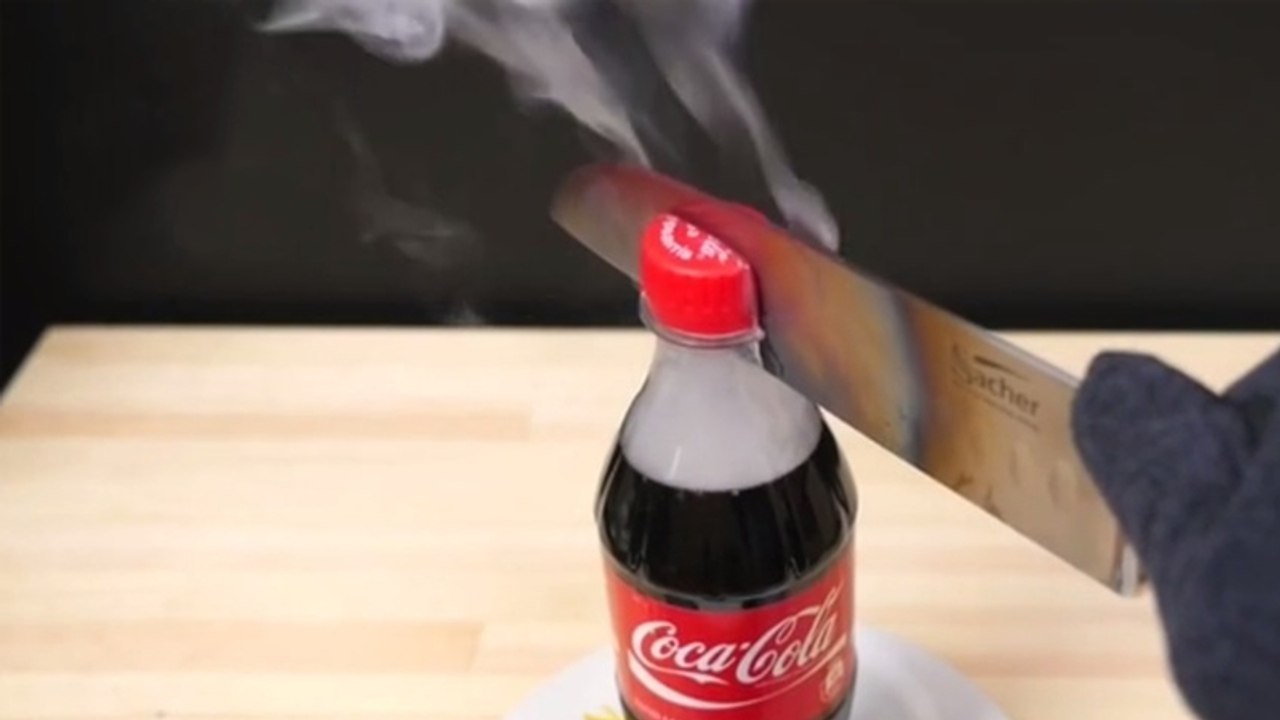 Mann erhitzt scharfes messer mit einem schweißbrenner: was dann mit der cola-flasche passiert, ist der hammer!
