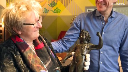 محقق هولندي يعيد تمثالا رومانيا مسروقا يعد من أحد أهم كنوز فرنسا إلى باريس