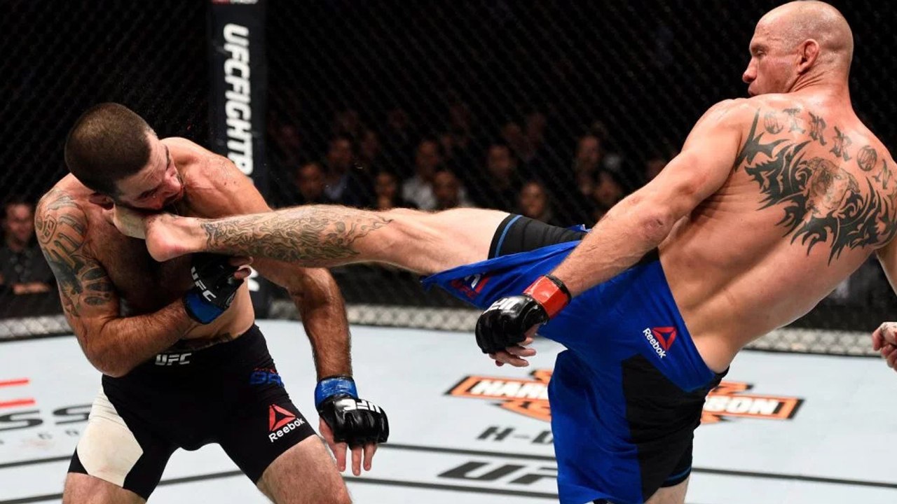 Donald 'Cowboy' Cerrone macht Matt Brown bei der UFC 206 mit einem tollen Head Kick fertig