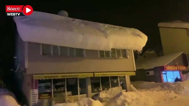 Çatıdan kopan kar kütlesi, çığ gibi yere indi
