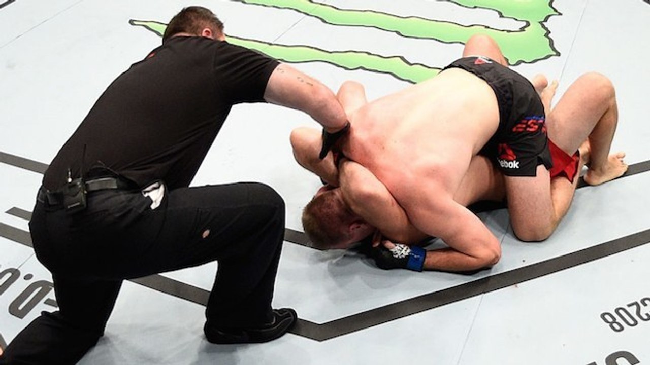 Oleksiy Oliynyk gelingt der erste „Ezekiel choke“ der UFC-Geschichte