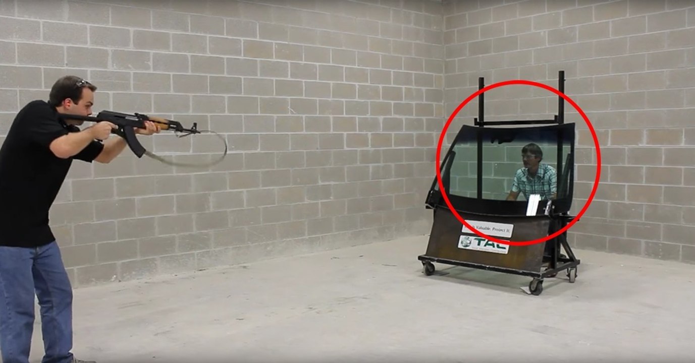 Sie testen die Leistungsfähigkeit ihres Panzerglases mit einer AK-47