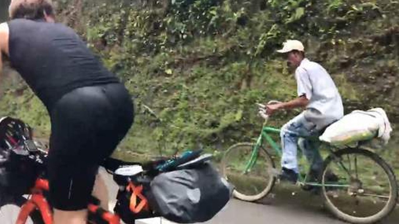 Ein alter Bauer demütigt zwei Radsportler am Berg