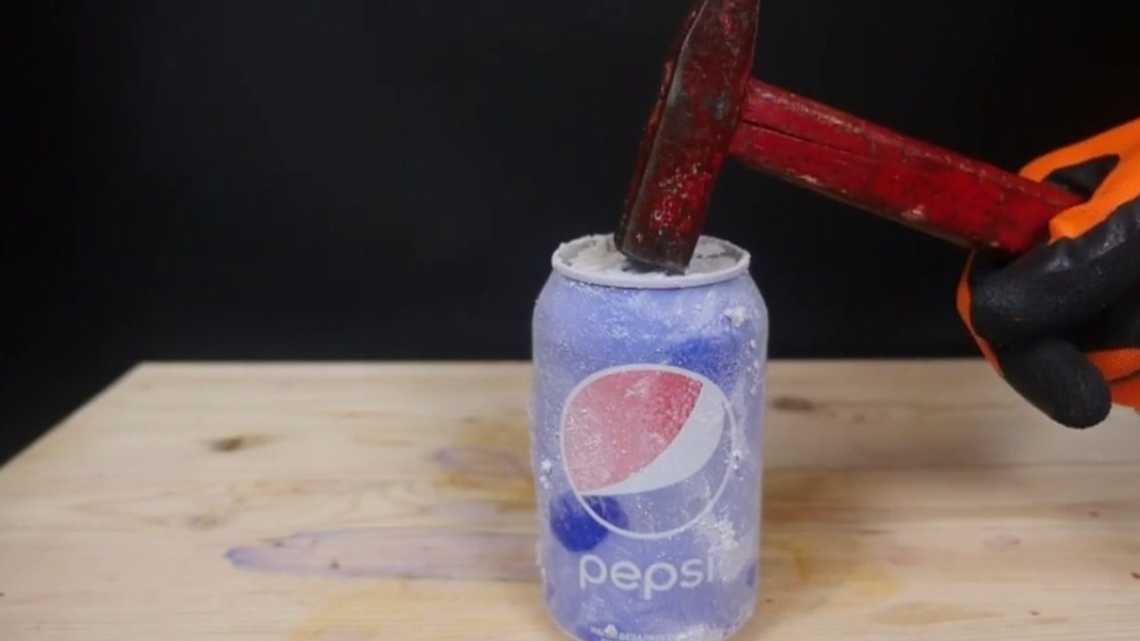 Das Pepsi-Experiment mit Flüssigstickstoff und Hammer