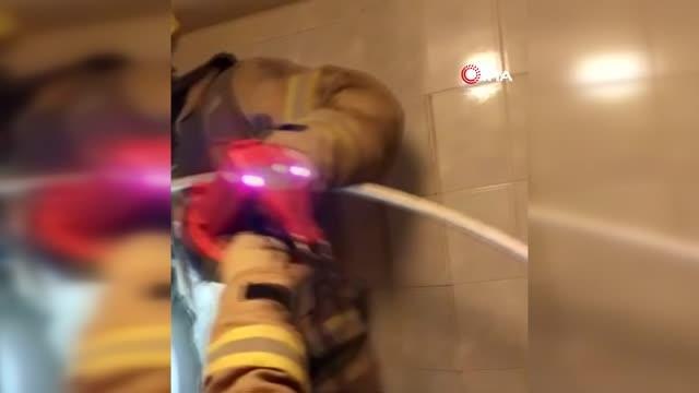 Apartmanın havalandırma boşluğunda mahsur kalan martıyı itfaiye ekipleri kurtardı