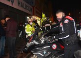 'DUR' İHTARINA UYMAYAN OTOMOBİL SÜRÜCÜSÜ MOTOSİKLETLİ POLİSLERE ÇARPARAK KAÇTI; 2 YARALI