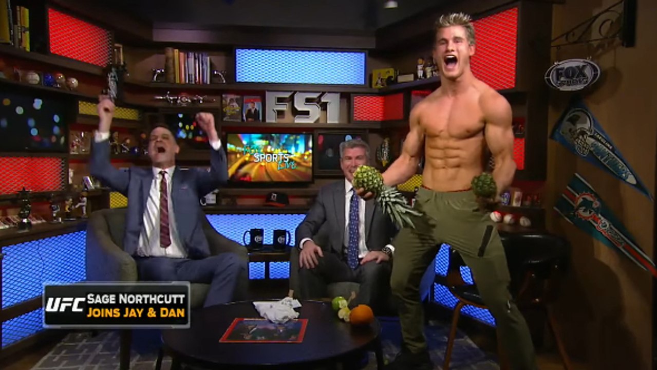 Sage Northcutt zerstört Früchte mit seinen Händen