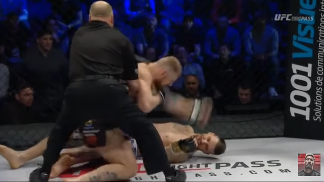 Er schlägt seinen Gegner bewusstlos und wird dafür disqualifiziert