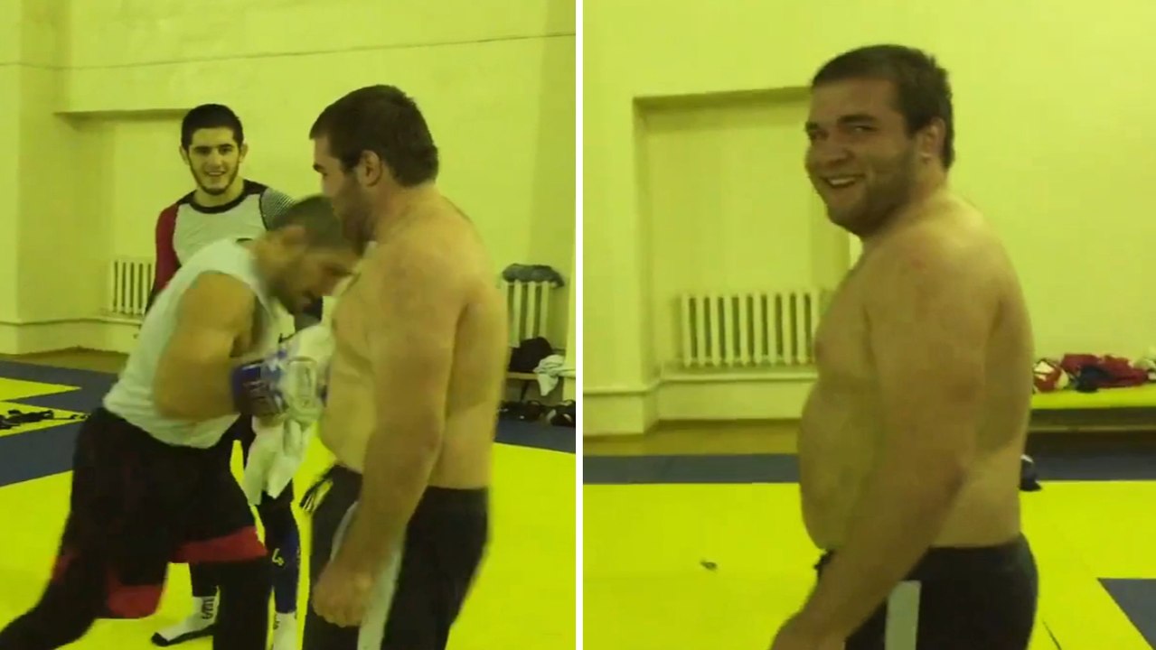 Der Trainingspartner von Nurmagomedov steckt kräftige Schläge in den Bauch locker weg