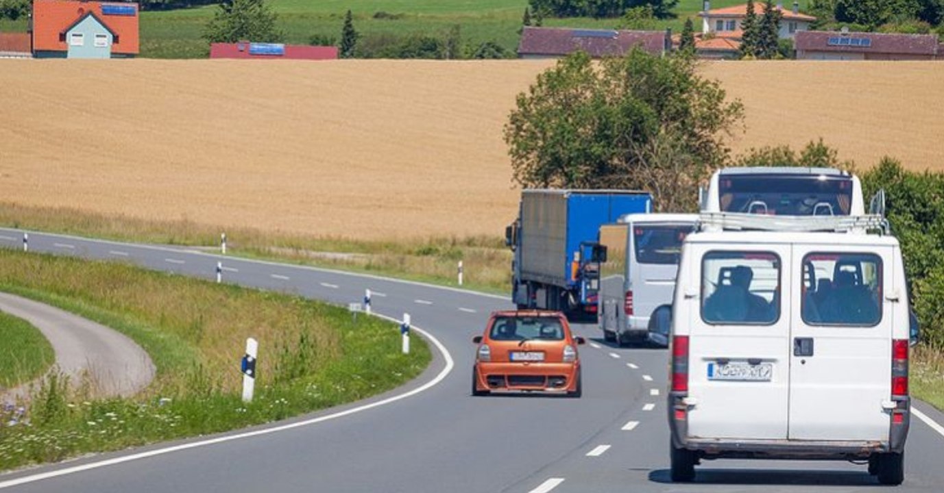 Beim Überholen: als sie in den anhänger sieht, gefriert ihr das blut in den adern