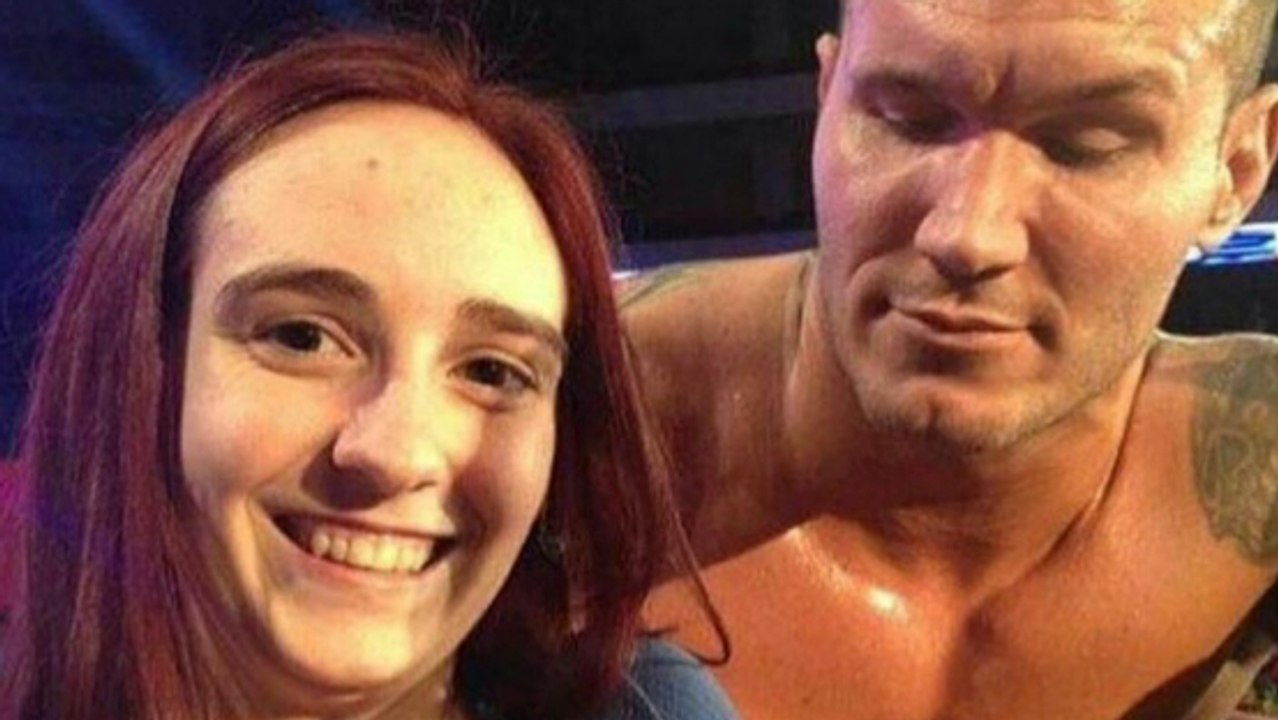Der Wrestling-Star Randy Orton starrt einem weiblichen Fan ins üppige Dekolleté