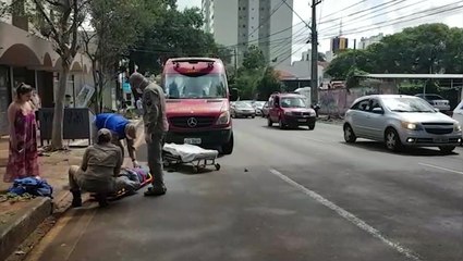 Motociclista enrosca em fios pendurados no meio da via e sofre queda na Rua Erechim