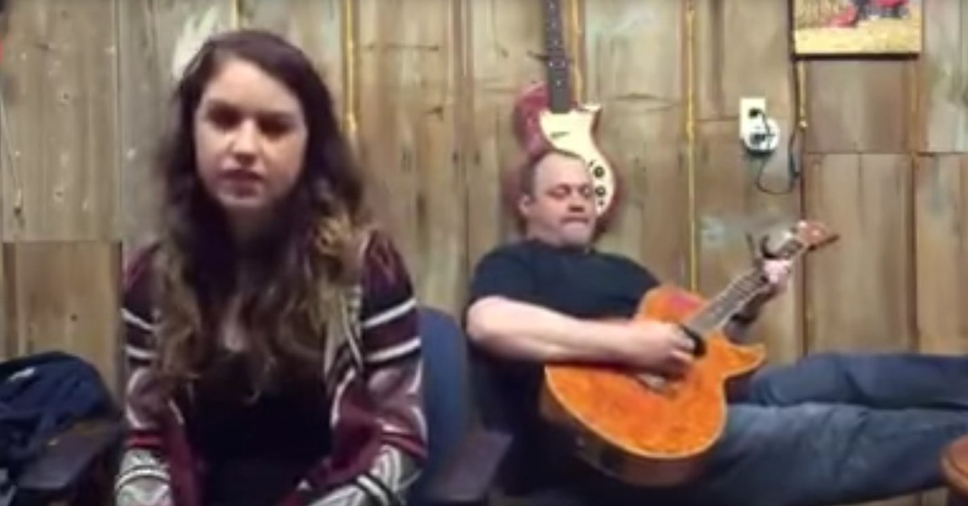 Er spielt einen Welthit auf seiner Gitarre. Als seine Tochter zu singen anfängt, traut er seinen Ohren nicht!