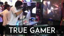 Voilà comment joue un vrai gamer dans une salle d'arcade !