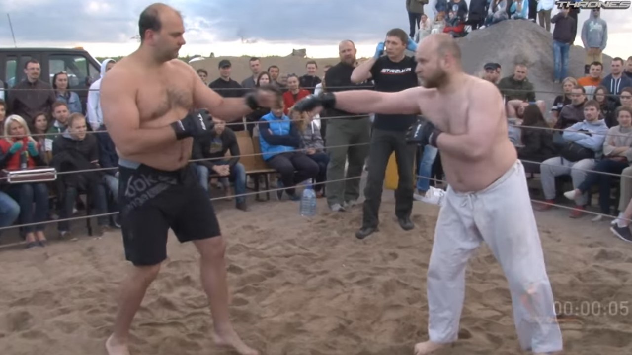 Ein Aikido-Spezialist nimmt an einem MMA-Kampf teil