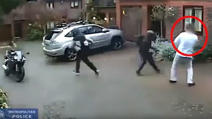 Sie wollen ihm das Motorrad stehlen. Doch das bereuen sie schnell!