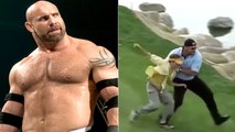 Dieser Mann hat die schlechte Idee, den Wrestler Bill Goldberg beim Golf zu stören…