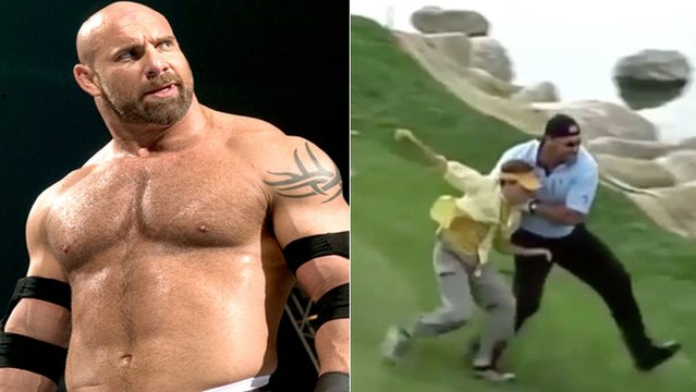 Dieser Mann hat die schlechte Idee, den Wrestler Bill Goldberg beim Golf zu stören…