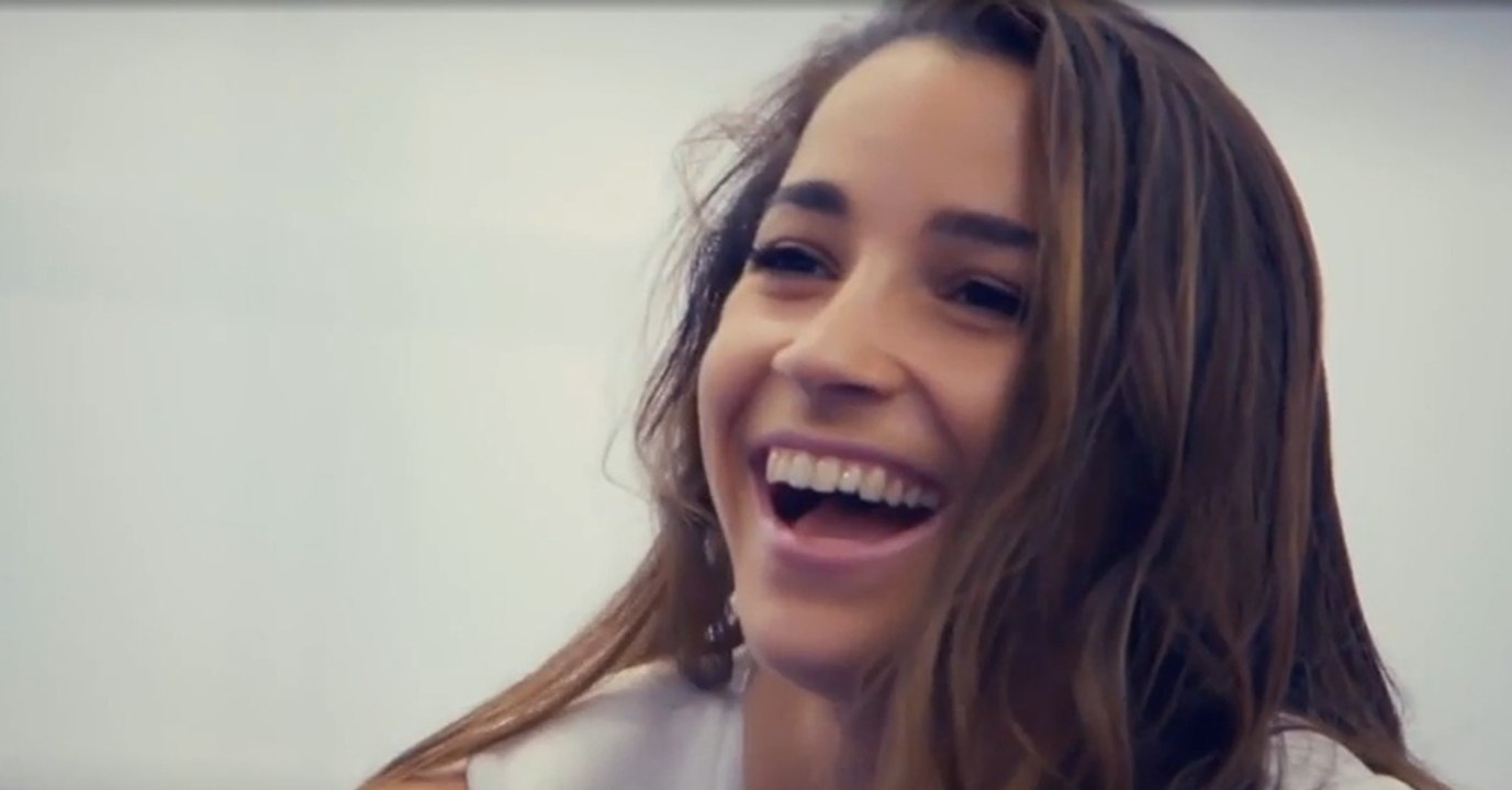 Die olympia-siegerin aly raisman feiert ihre muskeln auf eine sehr aufregende art