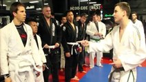 Ein Brazilian-Jiu-Jitsu-Schwarzgurt gibt sich als Anfänger aus