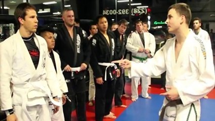 Ein Brazilian-Jiu-Jitsu-Schwarzgurt gibt sich als Anfänger aus