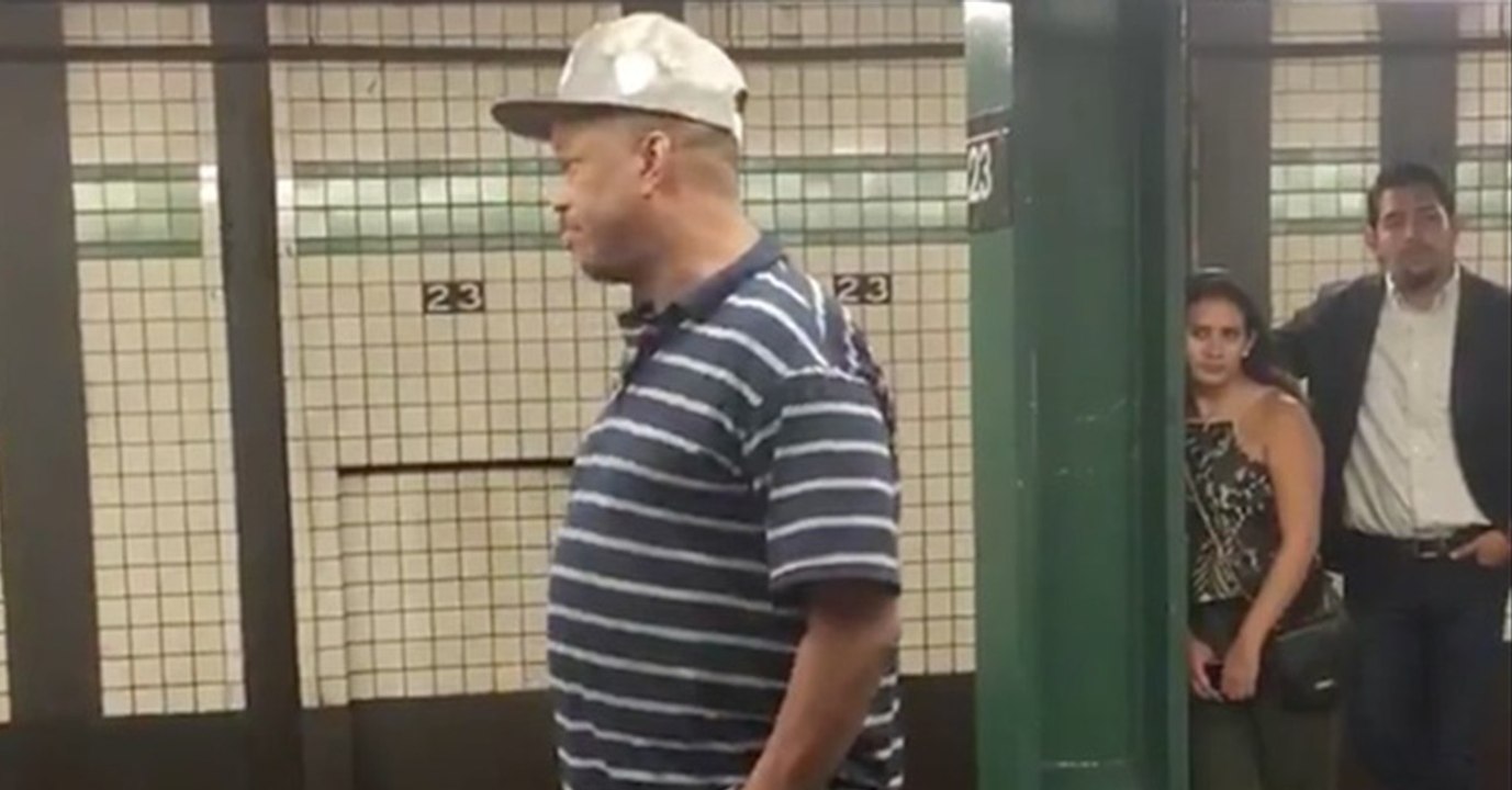 Atemberaubender Sänger in U-Bahn-Station
