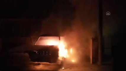 Park halindeyken yanan kamyonet kullanılamaz hale geldi