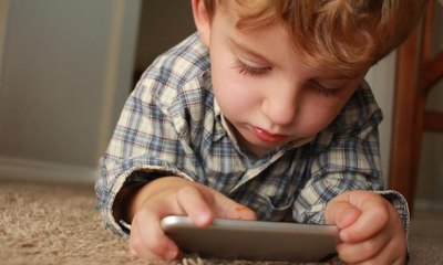 طفل ينفق حوالي الفي دولار من هاتف والدته أثناء اللهو به