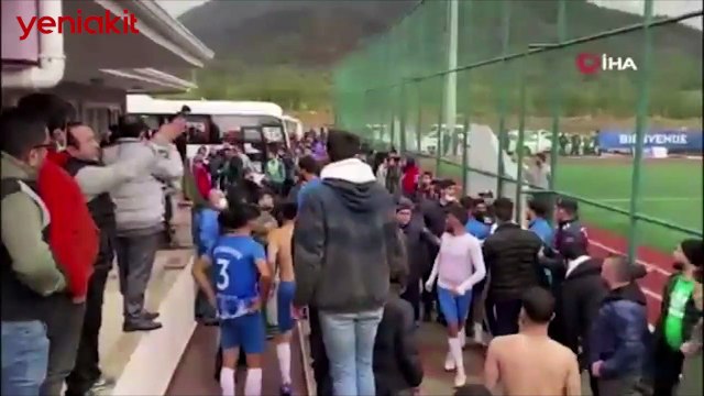 Olaylı müsabaka! Bitiş düdüğünün ardından taraftar ve futbolcular birbirine girdi