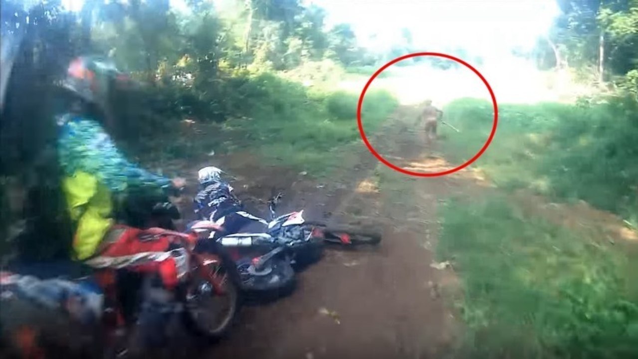 Ein Motocross-Fahrer wird während seiner Fahrt von einer seltsamen Kreatur überrascht