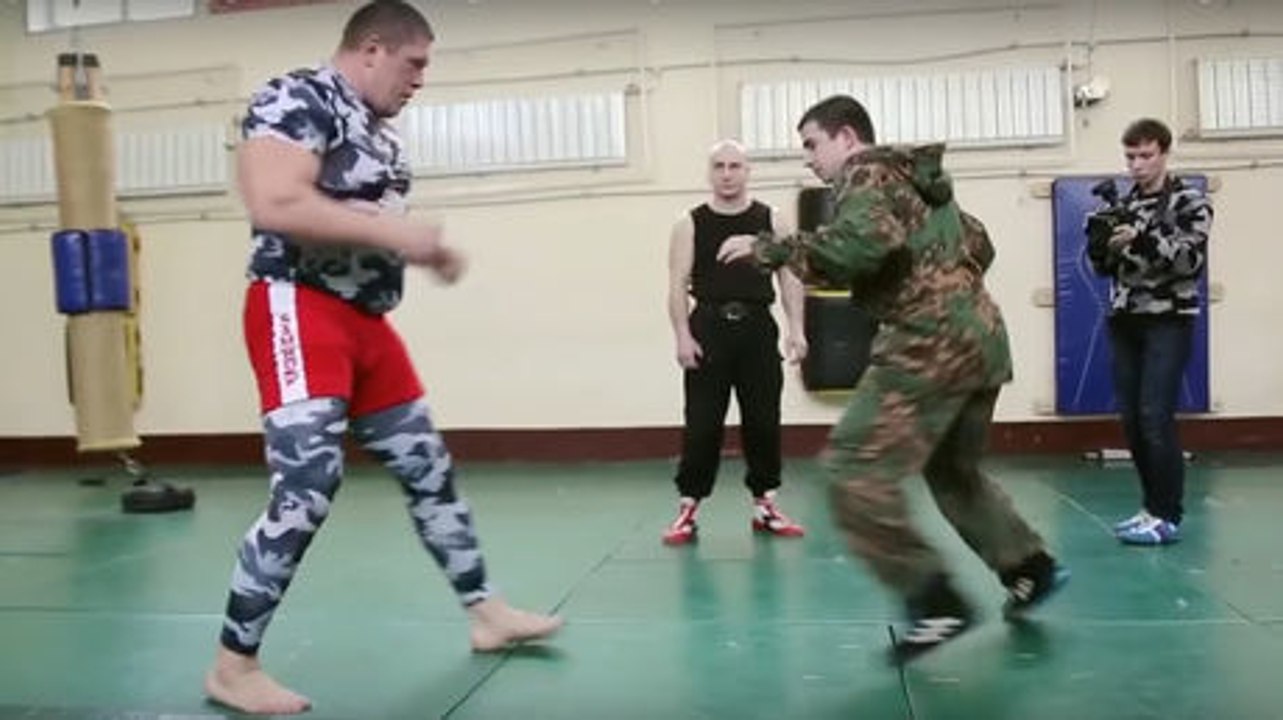 Die russischen Spezialkräfte Spetsnaz messen sich mit einem riesigen MMA-Kämpfer