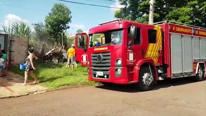 Bombeiros combatem incêndio em vegetação no Coqueiral