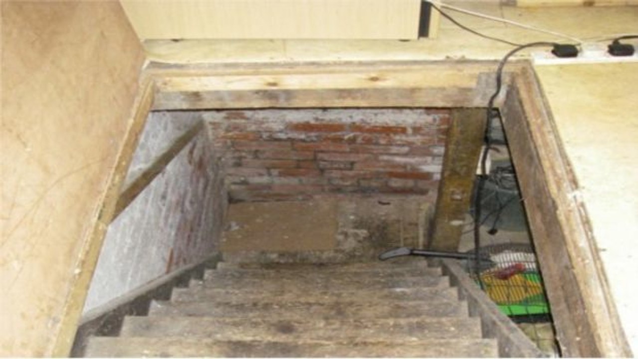 Polizei stürmt Tierarztpraxis und entdeckt Falltür im Boden