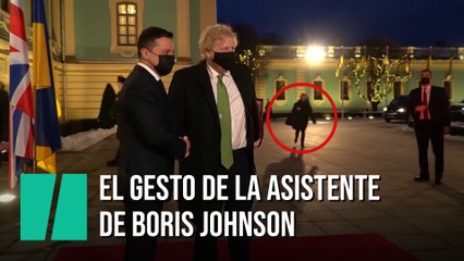 El gesto de la asistente de Boris Johnson al llegar a Ucrania