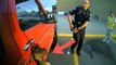 Zwei Polizisten retten einen Hund, der mit der Leine aus dem Fenster eines Fahrzeugs hängt
